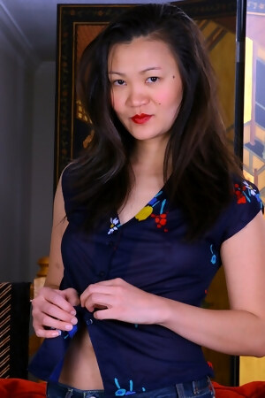 hd-photo-and-video-gallery-asian-mom-sadie-rockin-it-au-naturel