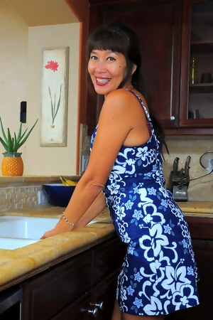 hd-photo-and-video-gallery-asian-mama-sakura-lei-naughty-in-the-kitchen