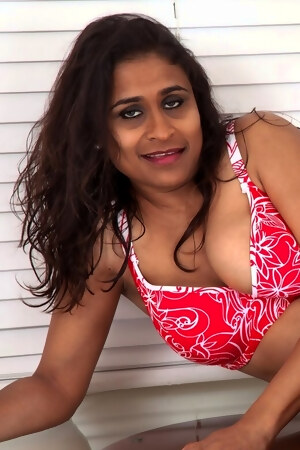 hd-photo-and-video-gallery-hairy-muff-of-a-desi-mom-kashmir